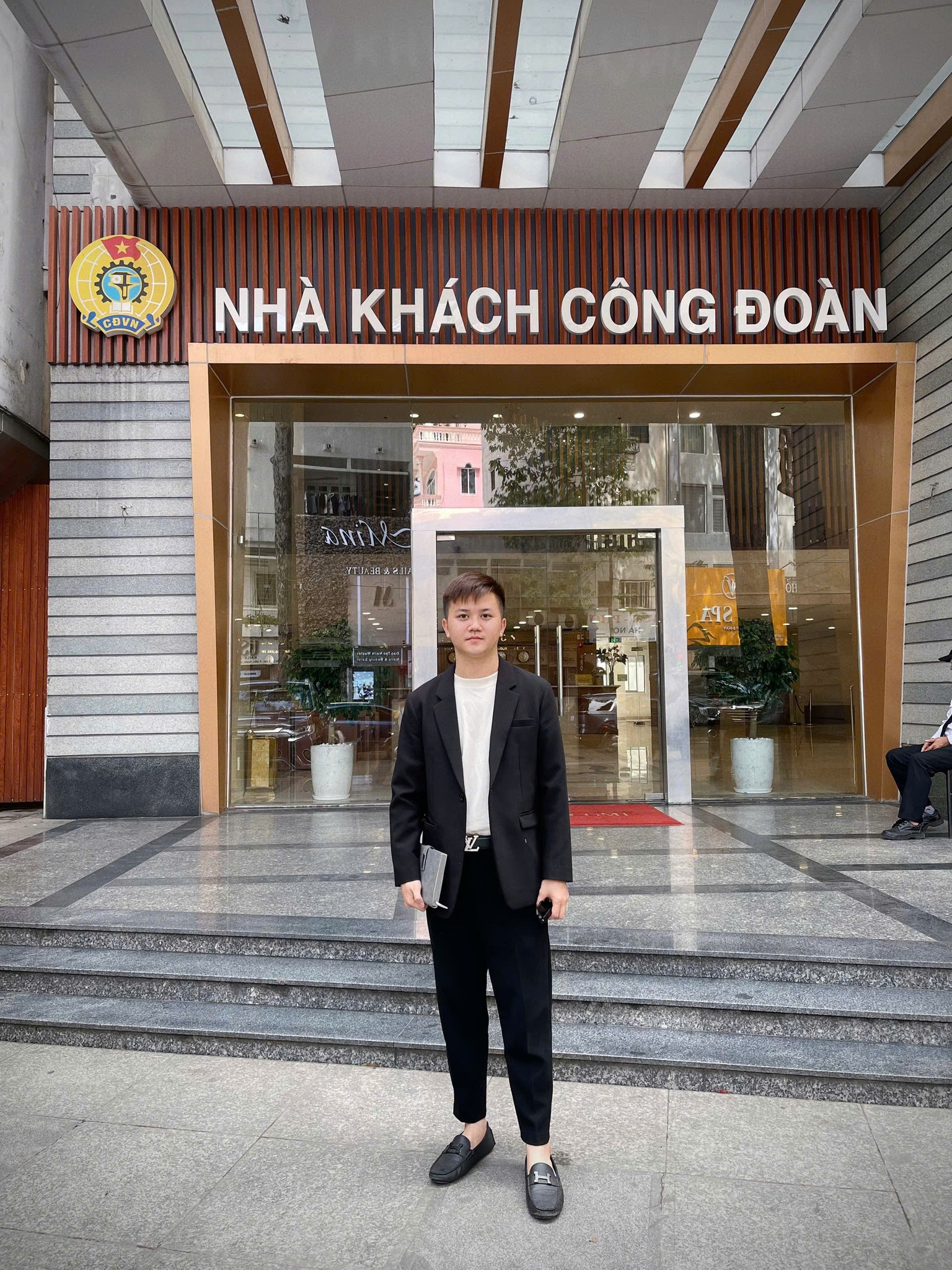 Manager công ty Falcon khách sạn 